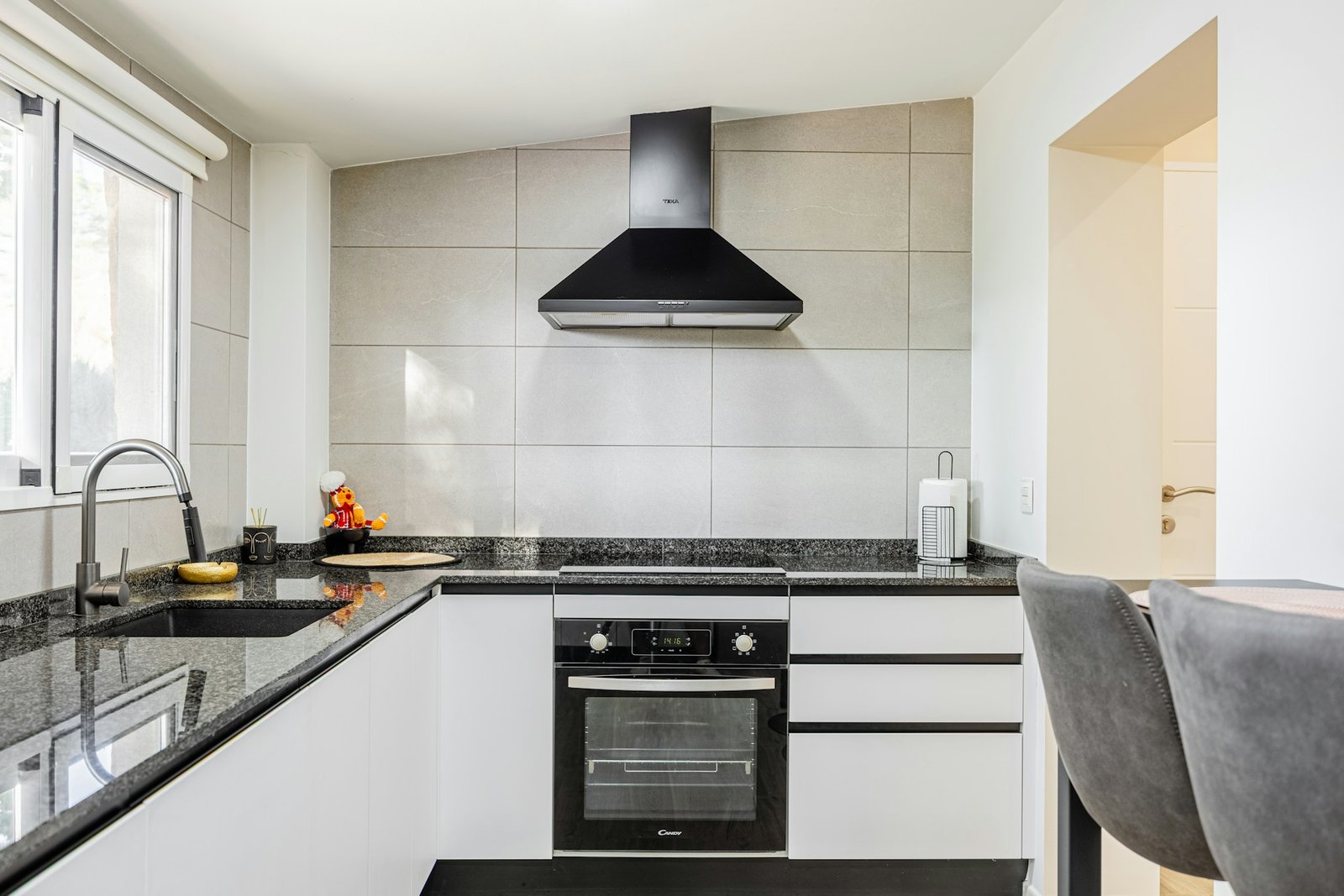 Neuer Backofen mit eingeschaltetem Licht während des Aufheizens