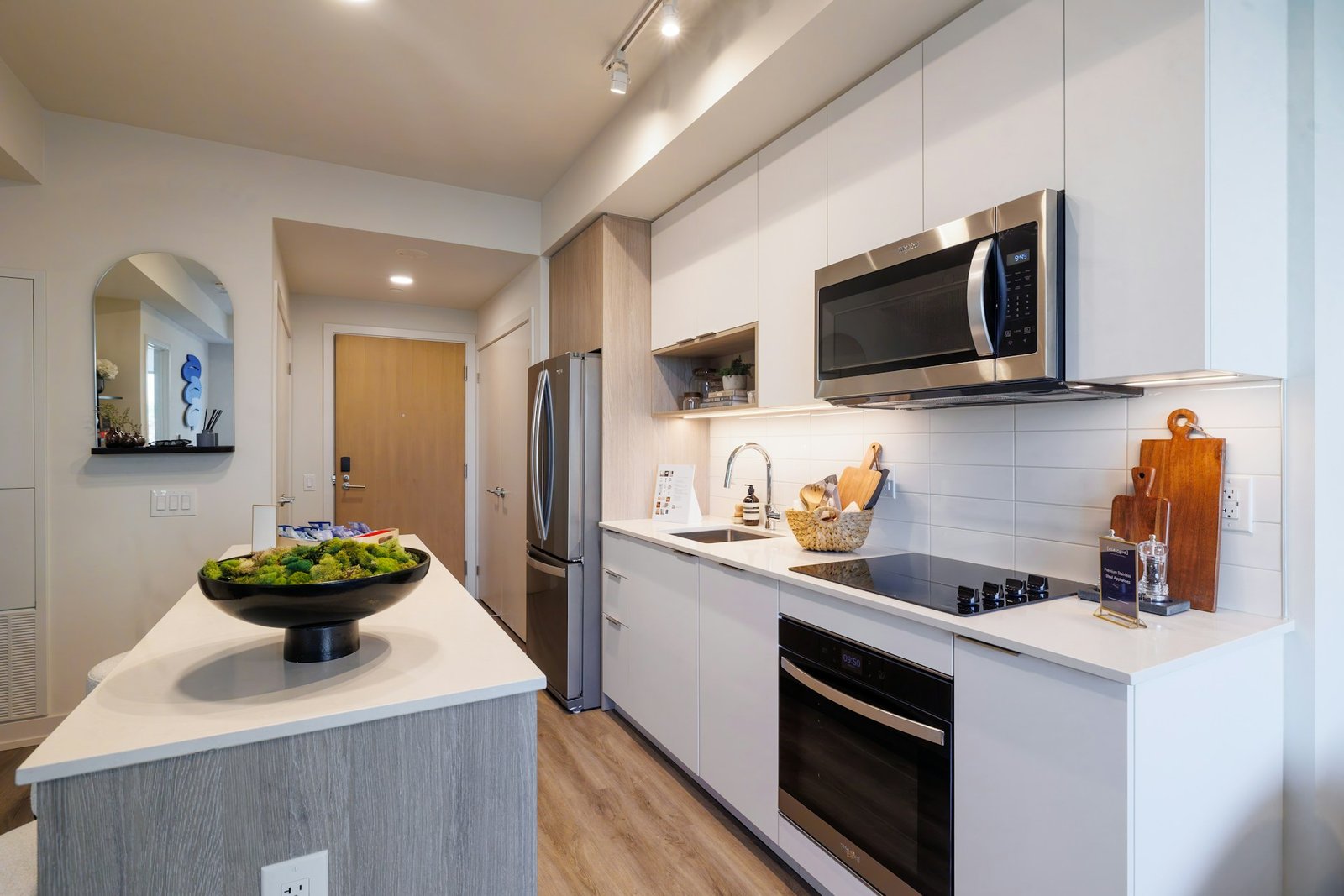 Geöffneter Backofen in einer Küche mit sichtbaren Einschüben