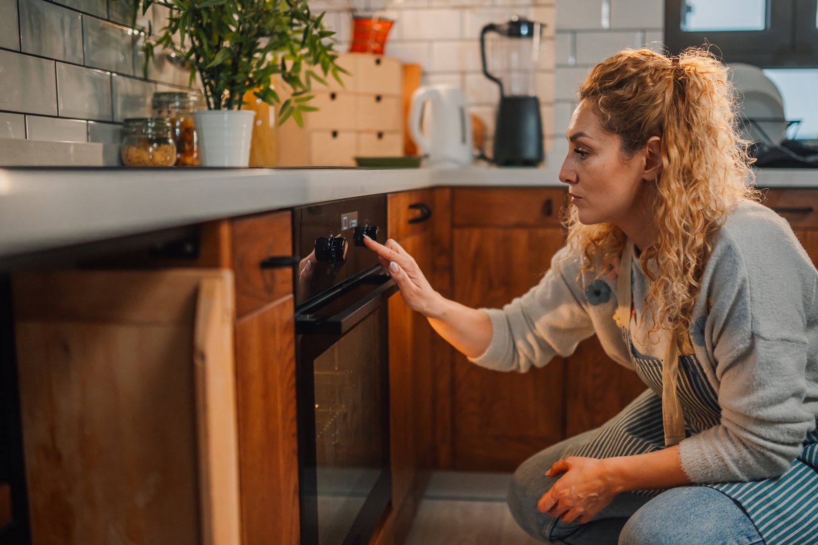 Backofen riecht nur beim Aufheizen – Ursachen verstehen